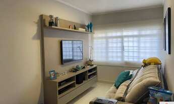 Imagem 2: Este encantador imóvel possui 3 quartos, incluindo uma suíte. Todos os quartos são equipad