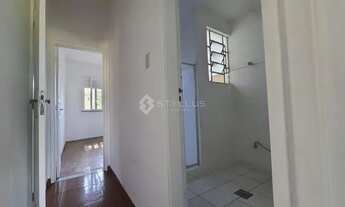 Imagem 7: Amplo apartamento vazio de primeiro andar. Sala, 2 quartos, banheiro social, co