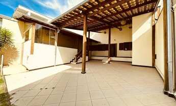 Imagem 5: Casa Colonial com 3 Quartos, Suítes, Amplo Quintal e 6 Vagas no Bairro São João Batista