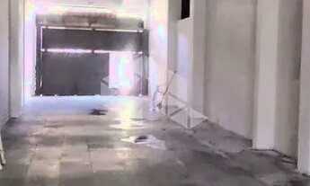 Imagem 2: Loja de calçada, avenida movimentada