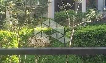 Imagem 3: Loja de calçada, avenida movimentada