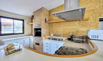 Imagem 3: Casa Espaçosa e Moderna em Localização Privilegiada com Piscina e Área Gourmet! M83S