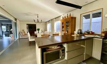 Imagem 7: Casa de condomínio para venda possui 390 metros quadrados com 4 quartos