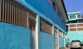 Imagem 2: Casa para aluguel no térreo em pequena vila com 4 casas iguais com cômodos grandes e varan