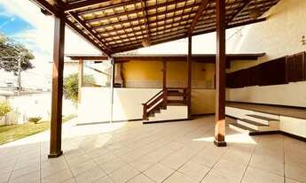 Imagem 7: Casa Colonial com 3 Quartos, Suítes, Amplo Quintal e 6 Vagas no Bairro São João Batista