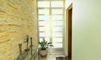 Imagem 4: SOBRADO DE 240M², POSSUI 3 DORMITÓRIOS SENDO 1 SUÍTE, 1 SALA E 6 VAGAS, À VENDA NA REGIÃO