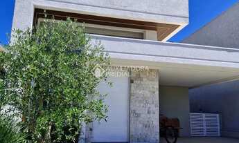 Imagem 3: Casa de Alto Padrão em Condomínio: Conforto e Sofisticação no São Vicente