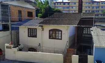 Imagem 2: Vendo Sobrado contendo 3 aptos de 2 Q e duas kitinetes, bairro Capoeiras - Fpolis