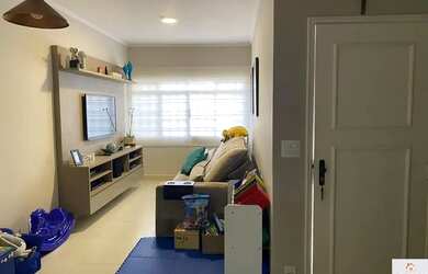 Imagem 4: Este encantador imóvel possui 3 quartos, incluindo uma suíte. Todos os quartos são equipad