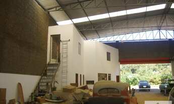 Imagem 4: GGalpão industrial em centro de terreno, a 300 metros, aproximados, do pólo comercial de A