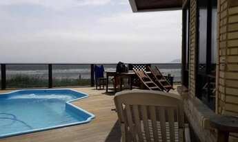 Imagem 2: Casa para aluguel possui 200 metros quadrados com 5 quartos em Praia de Bombas - Bombinhas