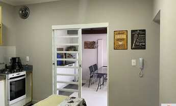 Imagem 7: Este encantador imóvel possui 3 quartos, incluindo uma suíte. Todos os quartos são equipad