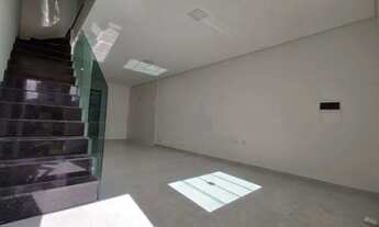 Imagem 3: Sobrado com três quartos espaço de terreno com churrasqueira