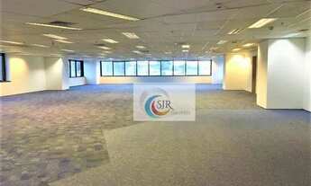 Imagem 3: Sala comercial de 218 m² com 4 vagas de garagem. Piso elevado com carpete, 4 banheiros e a