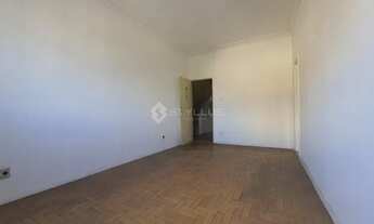 Imagem 2: Amplo apartamento vazio de primeiro andar. Sala, 2 quartos, banheiro social, co