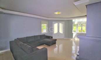 Imagem 4: Casa de Alto Padrão com 3 Suítes, Piscina e Espaço Gourmet em Frente à Praça