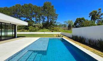 Imagem 6: A casa conta com 434m2 de área construída, mas com um aproveitamento total dos 1.012m2 do