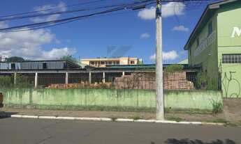 Imagem 2: Prédio comercial com área privativa em torno de 600m², três banheiros e mezanino. Terreno