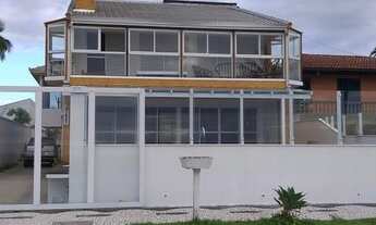 Imagem: Casa frente para o mar com piscina