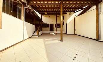 Imagem 6: Casa Colonial com 3 Quartos, Suítes, Amplo Quintal e 6 Vagas no Bairro São João Batista