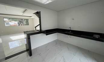 Imagem 6: CASA GEMINADA DE ESQUINA, DUPLEX COM ENTRADA PELAS DUAS LATERAIS, LOCALIZADA NO BAIRRO SAN