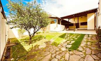 Imagem 2: Casa Colonial com 3 Quartos, Suítes, Amplo Quintal e 6 Vagas no Bairro São João Batista