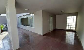 Imagem 4: Casa para aluguel e venda possui 312 metros quadrados com 4 quartos