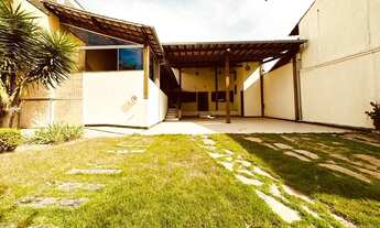 Imagem 3: Casa Colonial com 3 Quartos, Suítes, Amplo Quintal e 6 Vagas no Bairro São João Batista