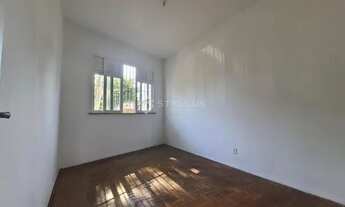 Imagem 6: Amplo apartamento vazio de primeiro andar. Sala, 2 quartos, banheiro social, co