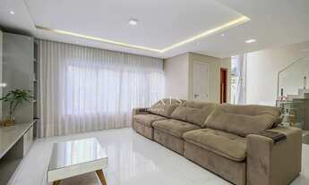 Imagem 3: Sobrado em condomínio fechado a venda, com 3 quartos, sendo 1 suíte 4 vagas de garagem no