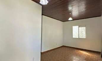 Imagem 2: ALUGO casa no Parque 10 - rua com guarita