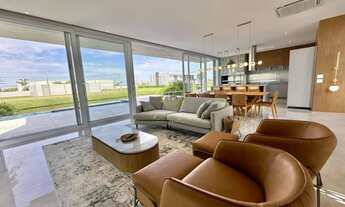 Imagem 4: Belíssima casa com 5 suítes - Esquina beira lago no Condomínio Sense em Xangrilá REF: CA04