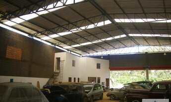 Imagem 5: GGalpão industrial em centro de terreno, a 300 metros, aproximados, do pólo comercial de A