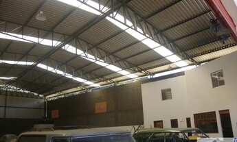 Imagem: GGalpão industrial em centro de terreno