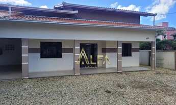 Imagem: Casa com quatro quartos próxima ao mar