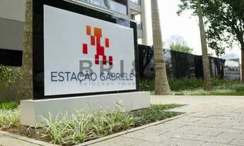 Imagem: Studio Brooklin na frente da estação de