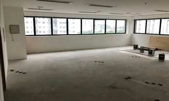 Imagem 2: Sala comercial de 218 m² com 4 vagas de garagem. Piso elevado com carpete, 4 banheiros e a