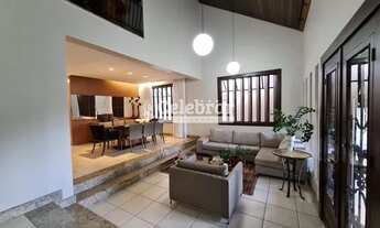 Imagem 4: Casa para Venda em Contagem, Fonte Grande, 4 dormitórios, 3 suítes, 2 banheiros, 4 vagas