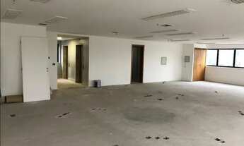 Imagem 6: Sala comercial de 218 m² com 4 vagas de garagem. Piso elevado com carpete, 4 banheiros e a