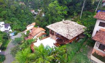 Imagem 2: Casa em condomínio. Possui duas salas amplas, três quartos, quatro banheiros. Piscina e g