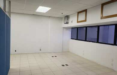 Imagem 2: Av. Tancredo Neves - sala comercial com 150m2, nascente, duas garagens!