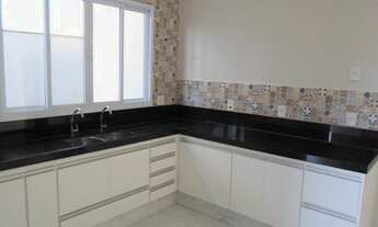 Imagem 2: Casa de condomínio térrea para venda tem 256 metros quadrados com 2 quartos