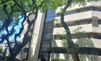 Imagem 6: Amplo Apartamento no Cabral - Um por Andar - R$3.500.000,00