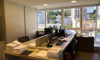 Imagem 6: Belíssima sala comercial de 52 m² com uma vaga, totalmente decorada e mobiliada com muito