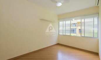 Imagem 2: Excelente apartamento reformado de dois quartos com vaga na Glória