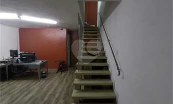 Imagem 3: Sobrado comercial ou residencial com terraço na frente e nos fundos do 1° andar