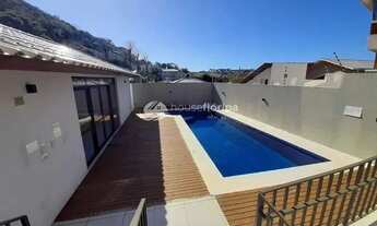 Imagem 2: Casa de alto padrão à venda em ótima localização na Lagoa da Conceição, com 3 suítes, 4 ba