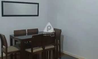 Imagem 3: Apartamento à venda no Leme, quarto e sala com dependência completa