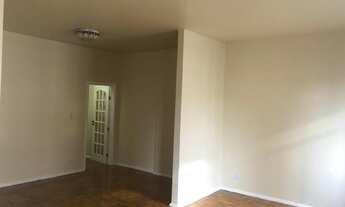 Imagem 2: 120m². Excelente salão, 3 quartos, armários, dependências completas