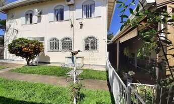 Imagem 4: Casa de 420m² de área construída, com vista para o mar, contendo 6 dormitórios, sendo 4 su